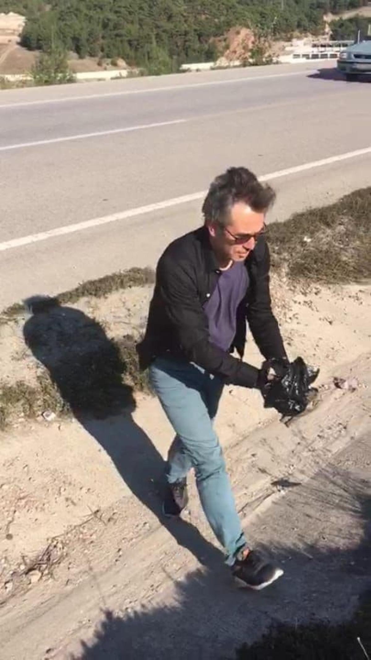 Karayoluna &ccedil;ıkan kaplumbağanın imdadına duyarlı vatandaş yetişti