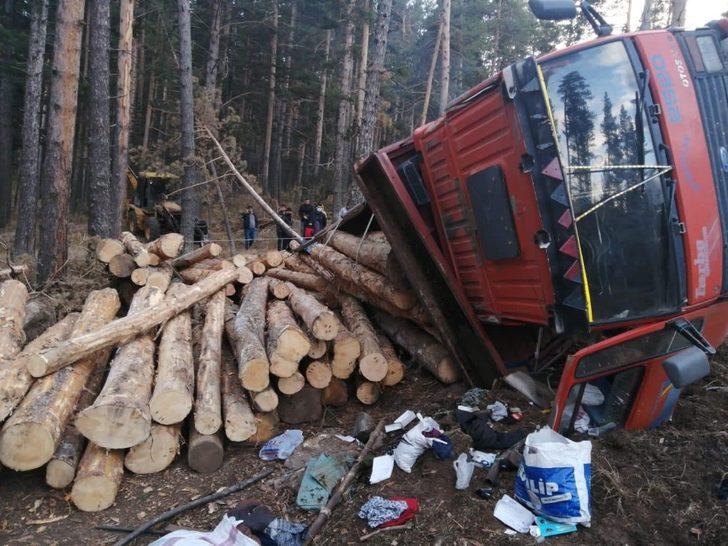 Freni boşalan kamyondan atladı, tomrukların altında hayatını kaybetti G2