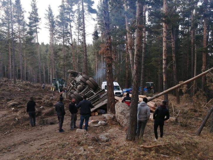 Freni boşalan kamyondan atladı, tomrukların altında hayatını kaybetti G3