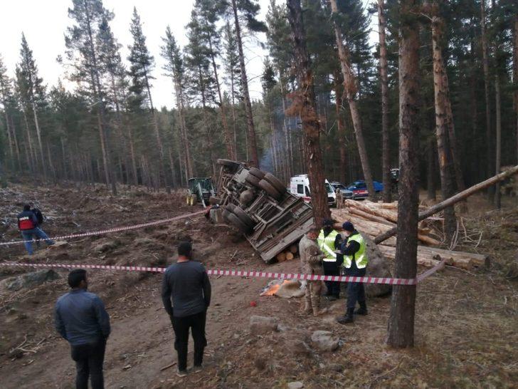 Freni boşalan kamyondan atladı, tomrukların altında hayatını kaybetti G4