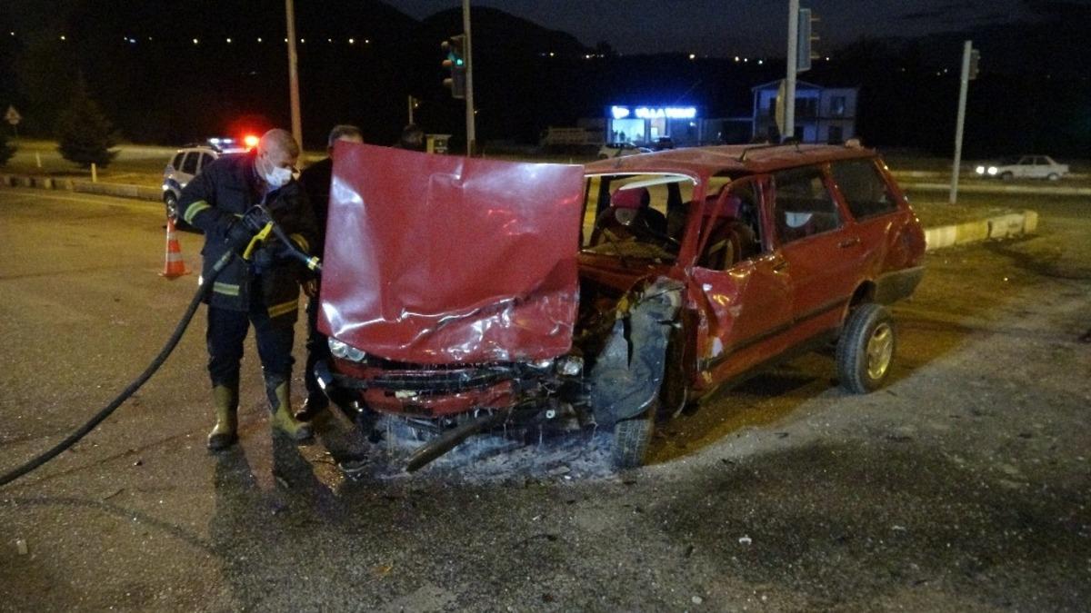 Kırmızı ışıkta ge&ccedil;ti: 4 yaralı