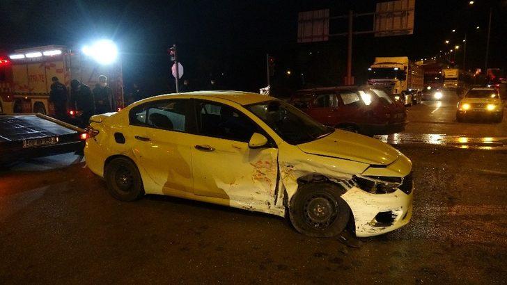 Kırmızı ışıkta geçti: 4 yaralı G2