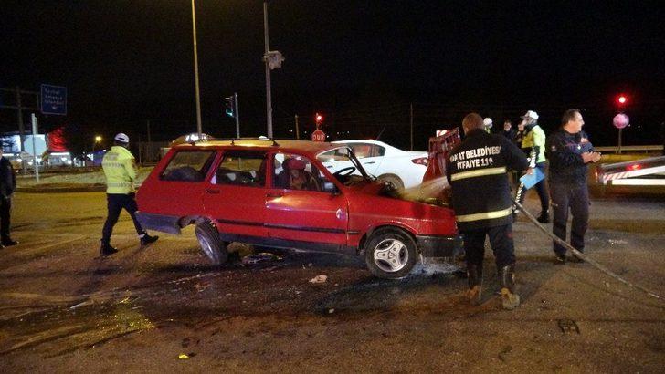 Kırmızı ışıkta geçti: 4 yaralı G3