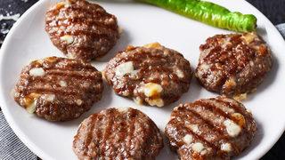 Kaşarlı köfte nasıl yapılır? MasterChef kaşarlı köfte köfte tarifi nedir? Kaşarlı köfte malzemeleri neler? İşte kaşarlı köfte tarifiyle ilgili detaylar