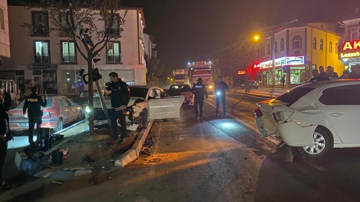 Alkoll&uuml; s&uuml;r&uuml;c&uuml; kırmızı ışıkta bekleyen araca &ccedil;arptı