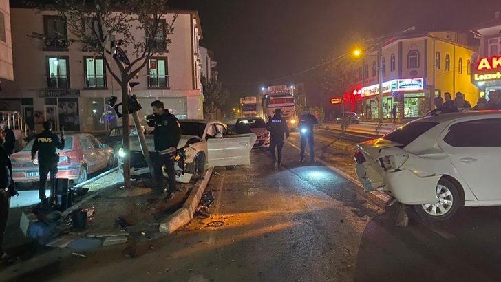 Alkollü sürücü kırmızı ışıkta bekleyen araca çarptı G1