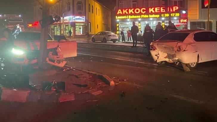Alkollü sürücü kırmızı ışıkta bekleyen araca çarptı G3