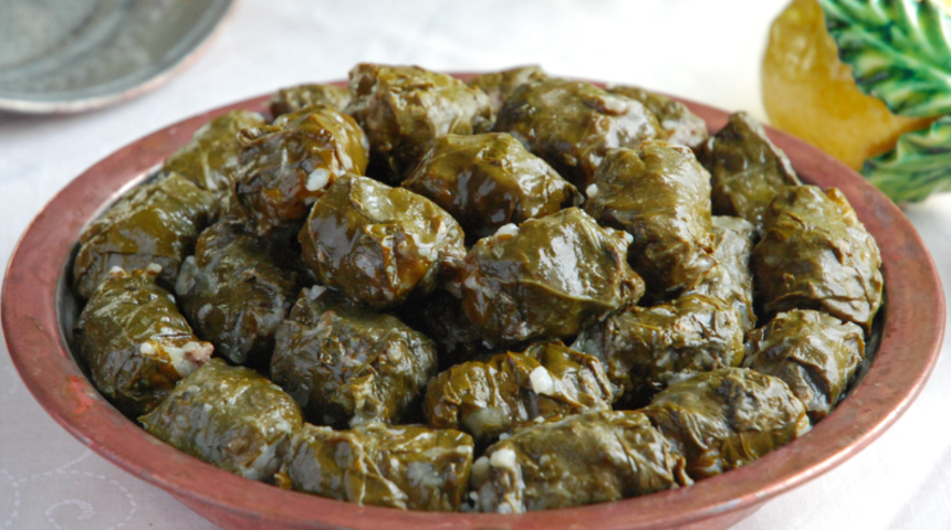 Şeflerin göz bebeği pazı sarması tarifi! Lezzeti sosunda saklı