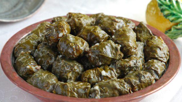 Şeflerin göz bebeği pazı sarması tarifi! Lezzeti sosunda saklı