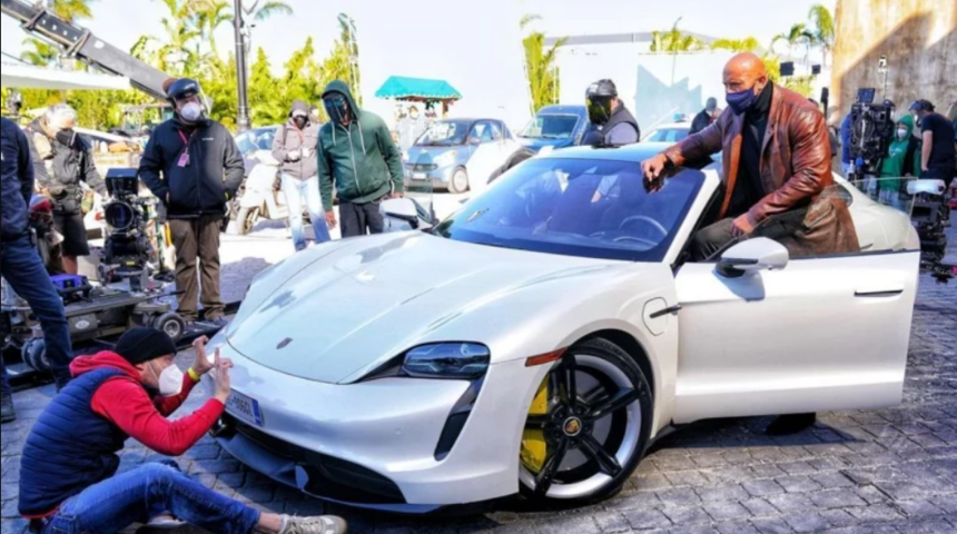 Dwayne Johnson, Red Notice çekimlerinde Porsche Taycan'a sığamadı! 