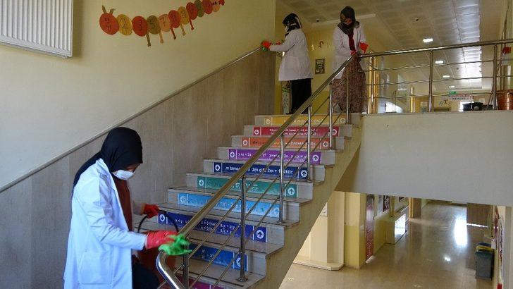 (Özel) Muş’taki okullar “Mobil Temizlik Ekibiyle” temizleniyor G5