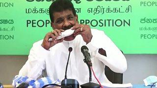 Siyasetçi canlı yayında 'koronalı değil' diyerek çiğ balık yedi