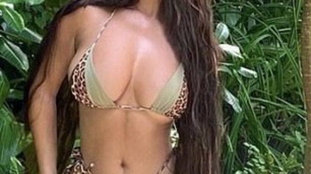 Çiçek banyosu yapan Demi Rose tamamen çıplak poz