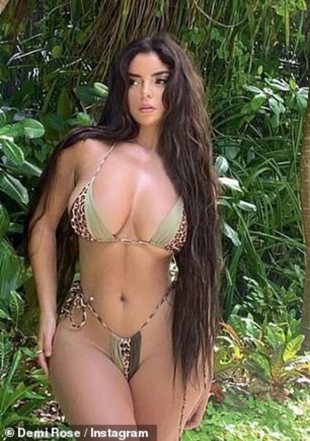 &Ccedil;i&ccedil;ek banyosu yapan Demi Rose tamamen &ccedil;ıplak poz