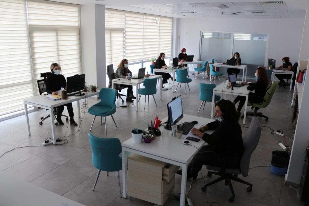 Korona vir&uuml;s ile m&uuml;cadelenin masa başındaki kahramanları