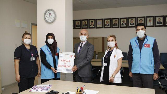 AÜ’de kanser tedavisi gören çocuklara anlamlı hediye