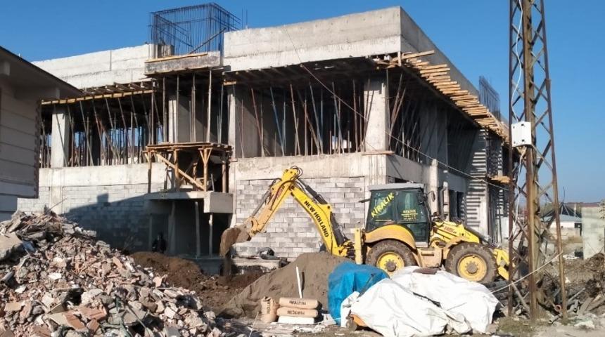 Kaymakam İlidi, inşaatı devam eden gençlik merkezinde incelemelerde bulundu