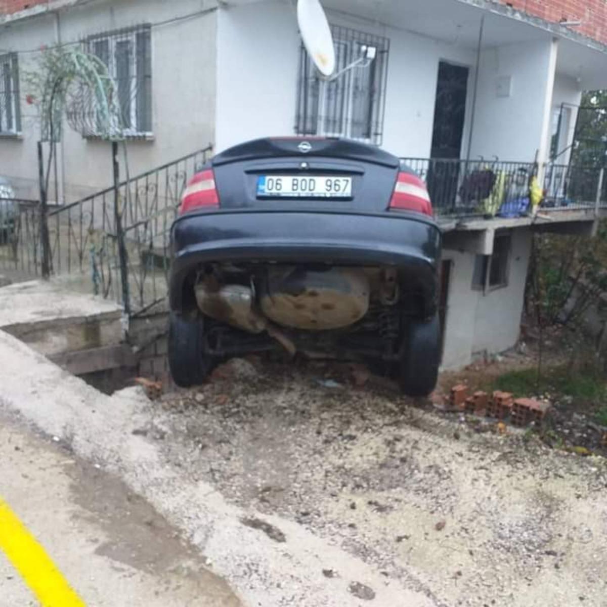 Kontrolden &ccedil;ıkan otomobil eve daldı