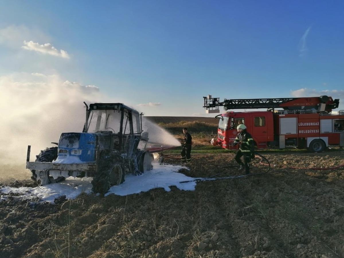 Tarlayı s&uuml;rerken trakt&ouml;r&uuml; alev aldı
