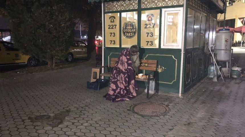 Otob&uuml;s terminali &ouml;n&uuml;nde y&uuml;rek burkan g&ouml;r&uuml;nt&uuml;