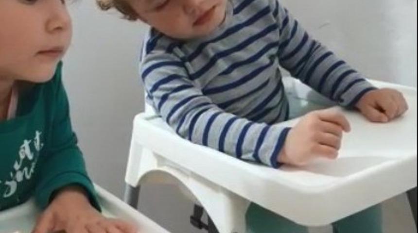 Yemek masasında uyuyakalan Aslan bebek