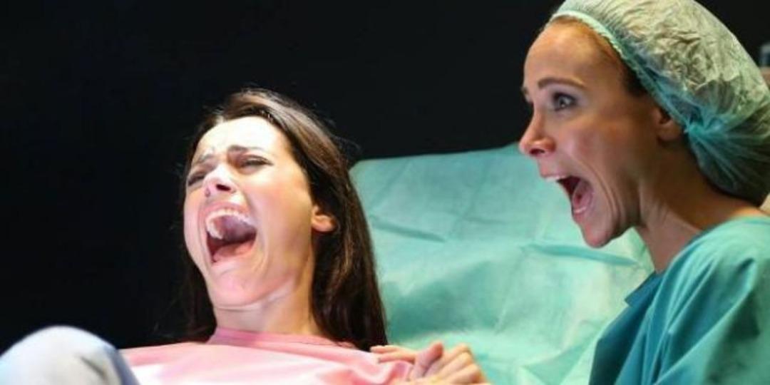 &Uuml;nl&uuml; oyuncu hastaneye gitmedi, evde doğurdu