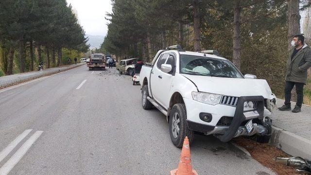 Kamyonet ile otomobil çarpıştı, 3 kişi yaralandı