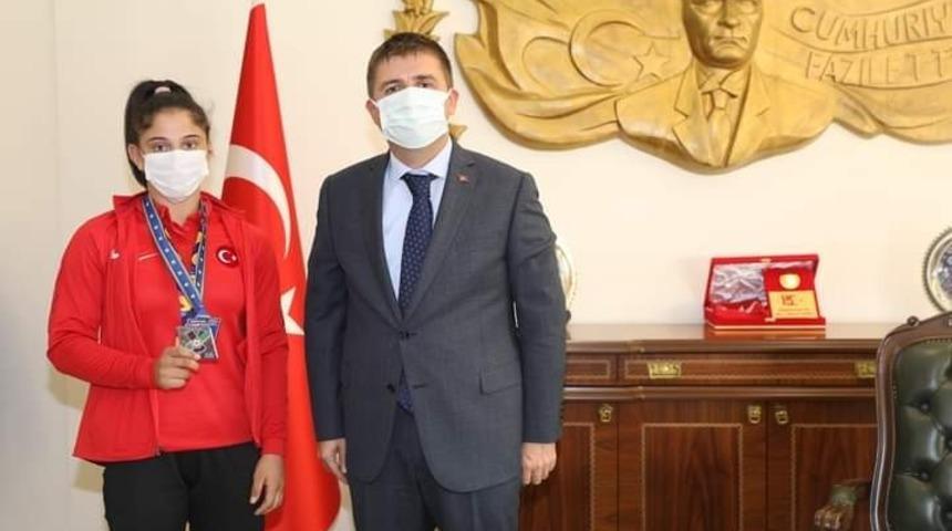 Vali Sarıibrahim, Avrupa üçüncüsü bronz madalya kazanan Özlem Yıldız’ı tebrik etti