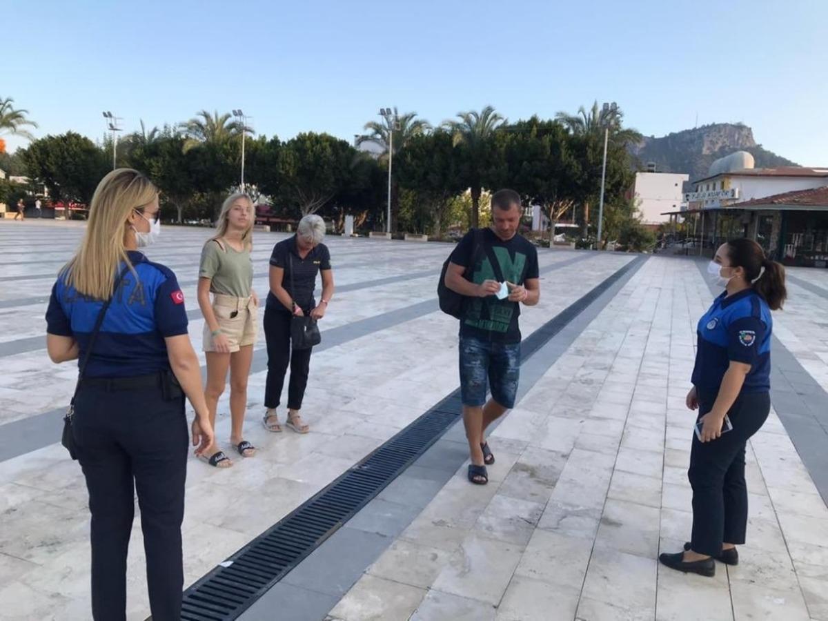 Kemer&rsquo;da zabıtadan sigara denetimi