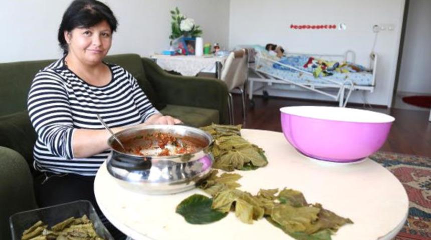 Yaptığı Enfes Sarmaları Sosyal Medyadan Satarak Oğlunu Tedavi Ettiren Anne