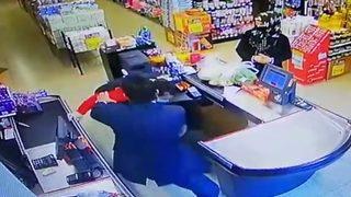 Markette vertigo krizi geçiren kasiyeri son anda tuttu