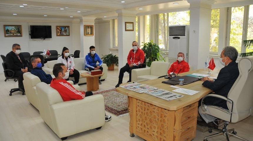 Şampiyon haltercilerden Başkan Akkaya&rsquo;ya ziyaret