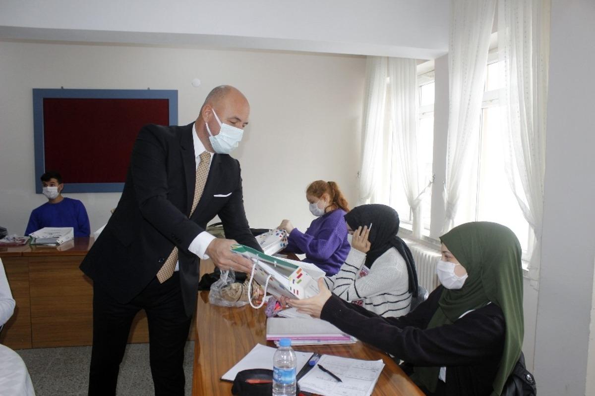 Başkan Togar&rsquo;dan &uuml;niversite adaylarına &lsquo;hazırlık kitabı&rsquo; desteği