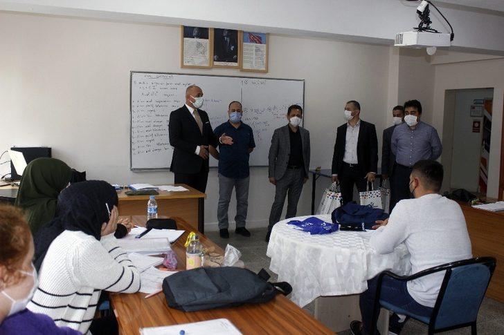 Başkan Togar’dan üniversite adaylarına ‘hazırlık kitabı’ desteği G3