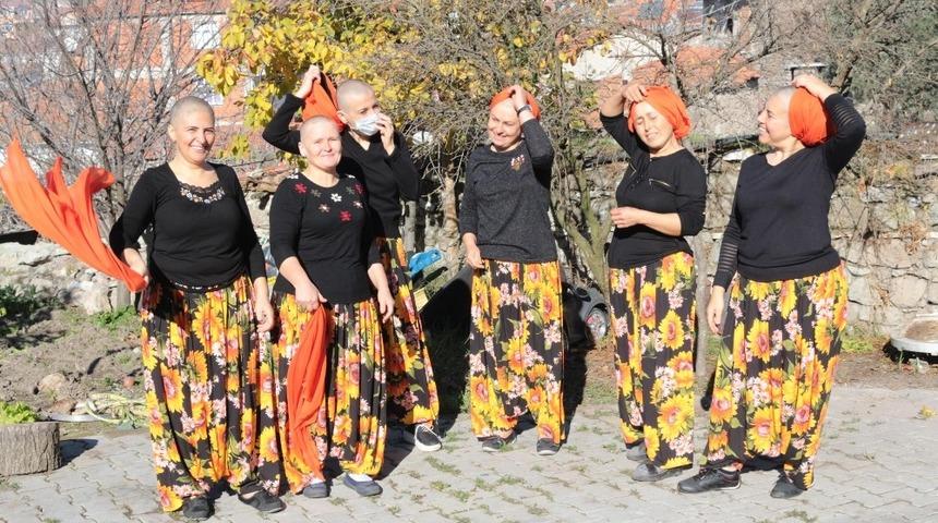 Kanserden sonra koronavirüsü de arkadaşlarıyla yendi! İyileştiğini böyle duyurdu