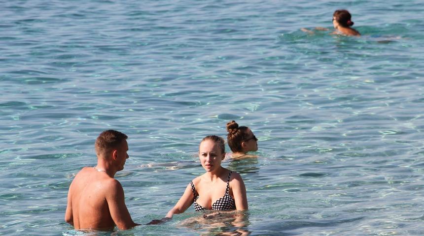 Kasım ayının ortasında Antalya'da deniz keyfi