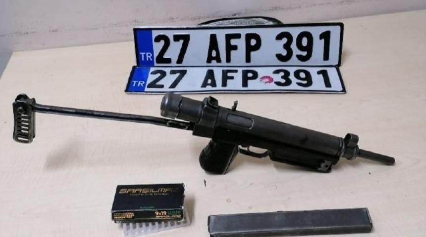 Polis noktasından ka&ccedil;an ara&ccedil; kaza yaptı yapılan aramada uzun namlulu silah ele ge&ccedil;irildi