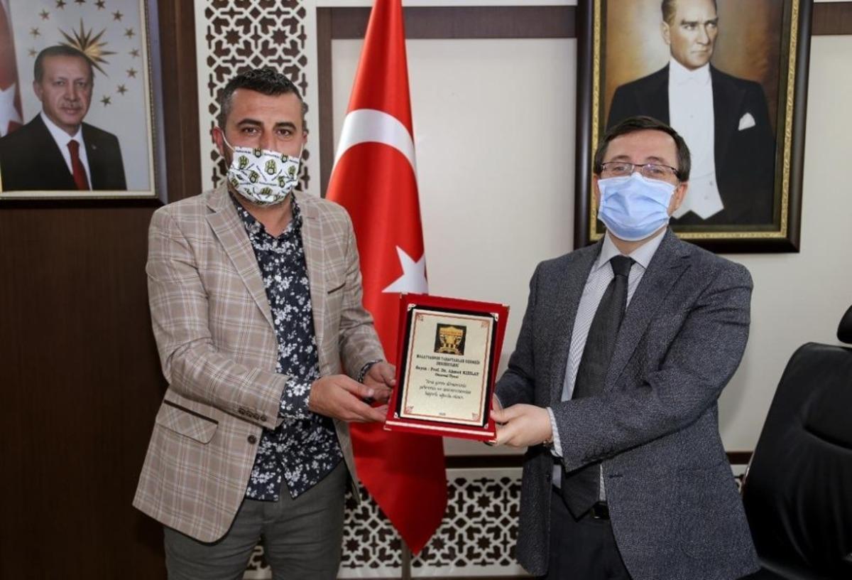 Rekt&ouml;r Kızılay&rsquo;a Malatyaspor taraftarlarından onursal &uuml;yelik