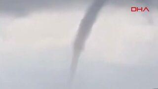 Son dakika! İstanbul'da hortum oluştu