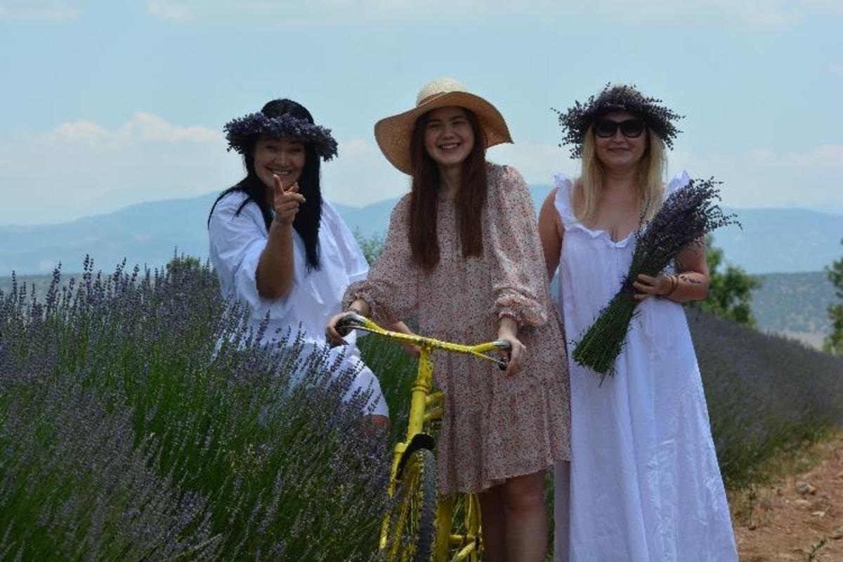 Isparta bu yıl lavanta turizminde 250 bin ziyaret&ccedil;iyi ağırladı