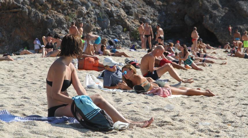 Alanya'da yaz bitmiyor! Kasım ayında denize giriyorlar