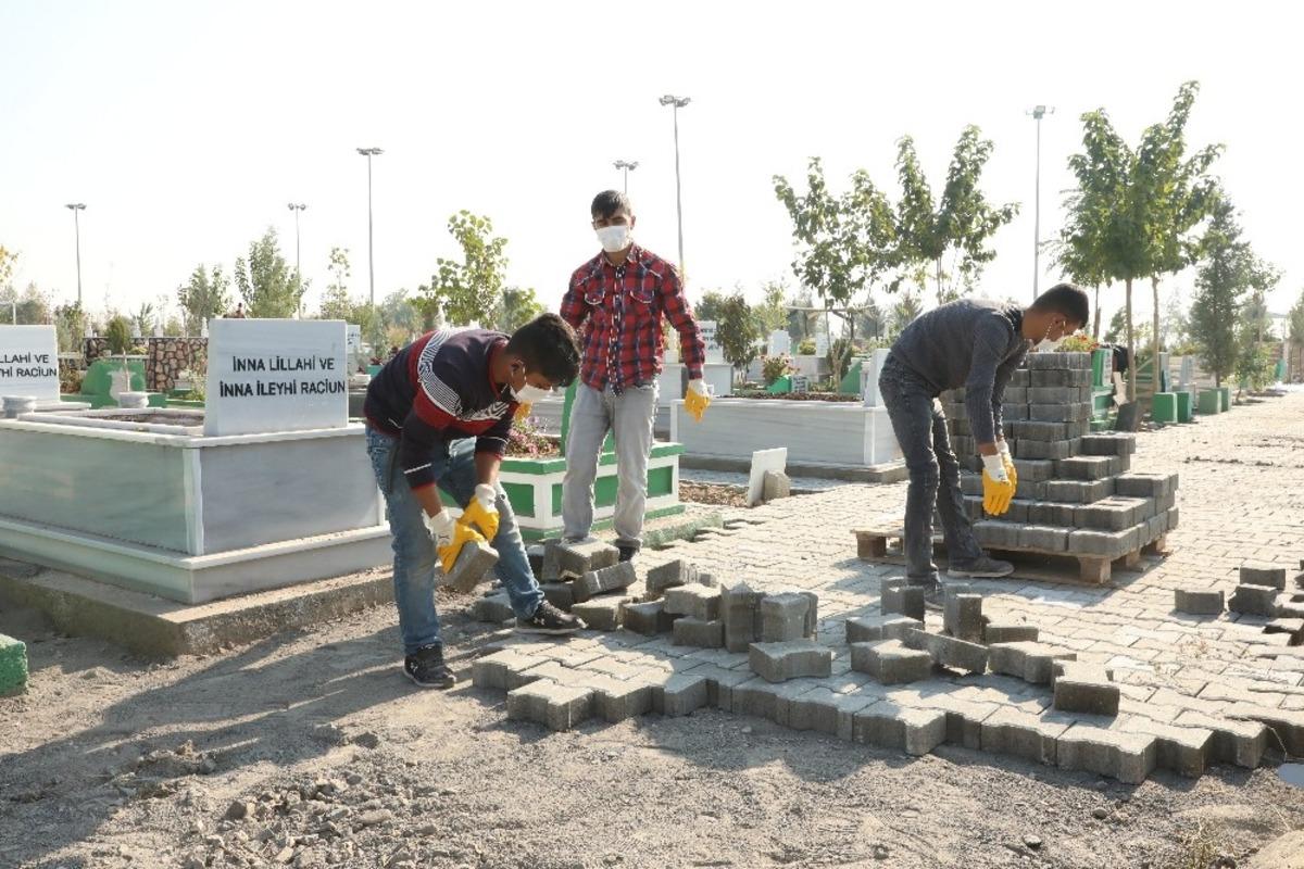 Diyarbakır&rsquo;da mezarlıklar &ccedil;amurdan kurtuluyor