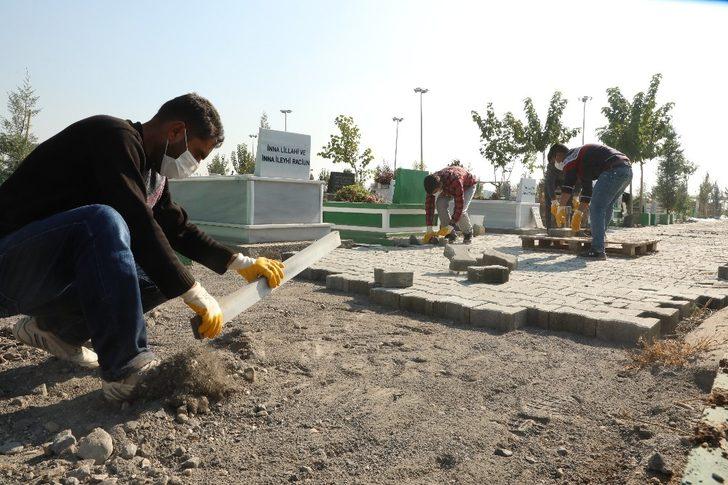 Diyarbakır’da mezarlıklar çamurdan kurtuluyor G2