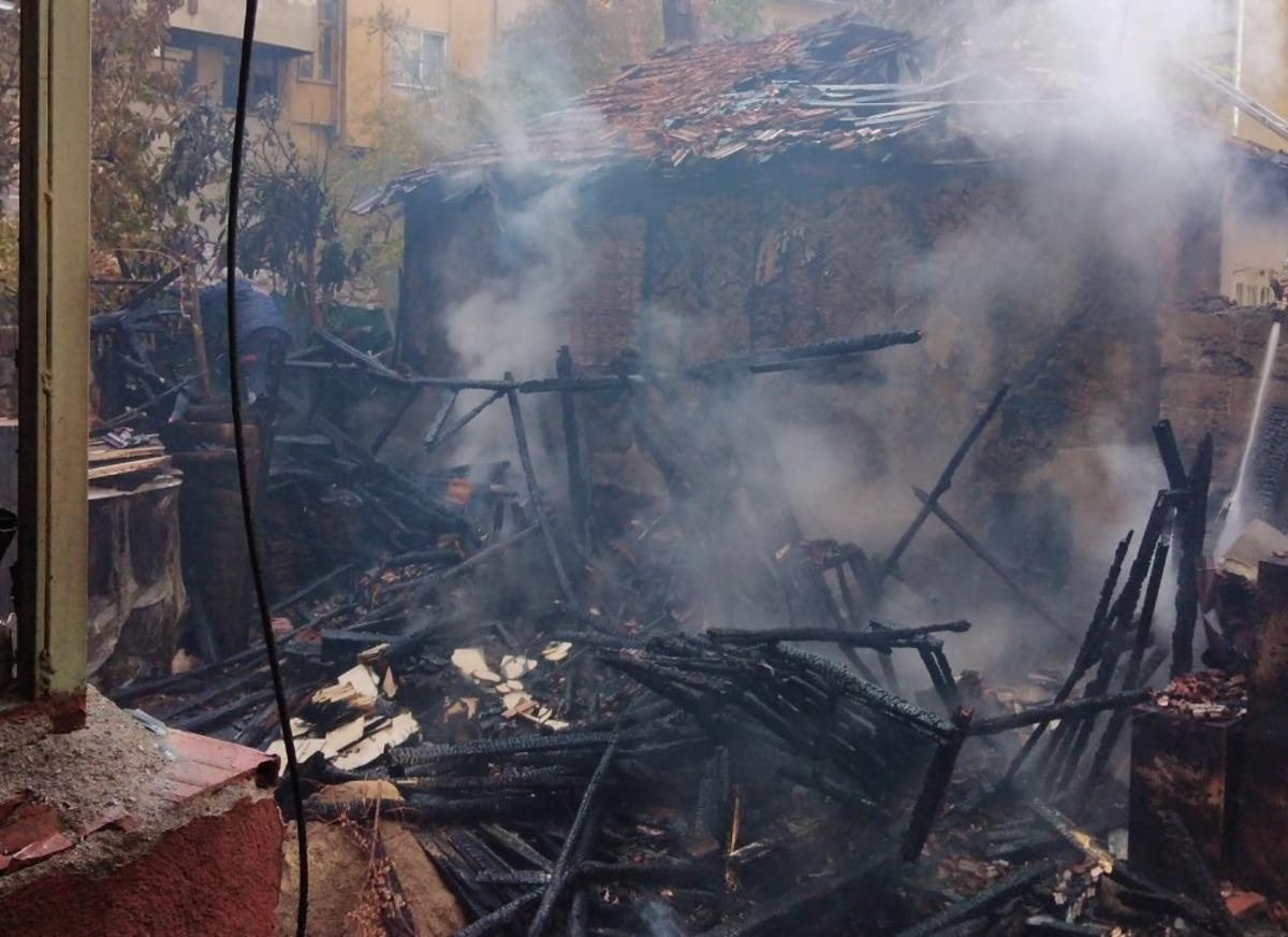 Amasya&rsquo;da ahşap ev tamamen yandı