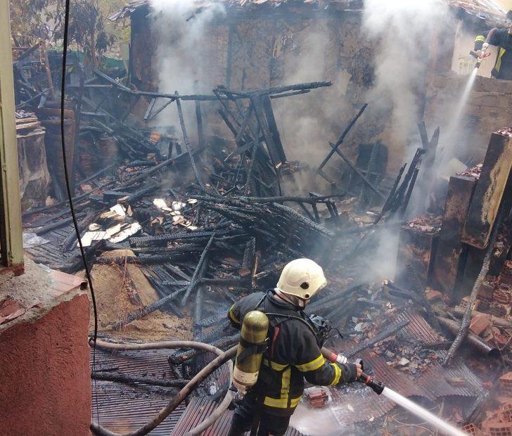 Amasya’da ahşap ev tamamen yandı G2