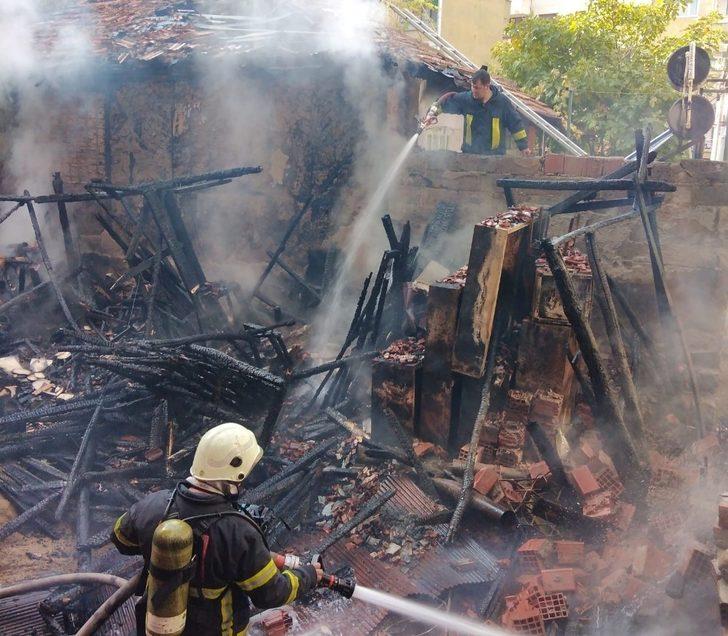 Amasya’da ahşap ev tamamen yandı G3