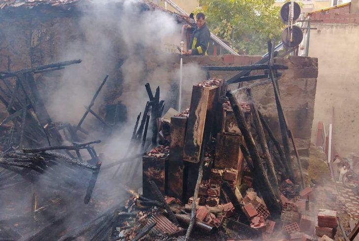 Amasya’da ahşap ev tamamen yandı G4