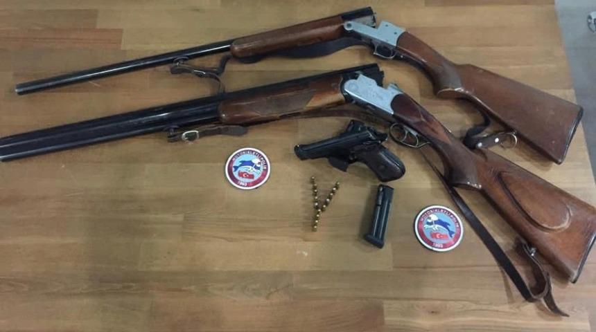 Polis durdurduğu araçta çok sayıda silah ele geçirdi
