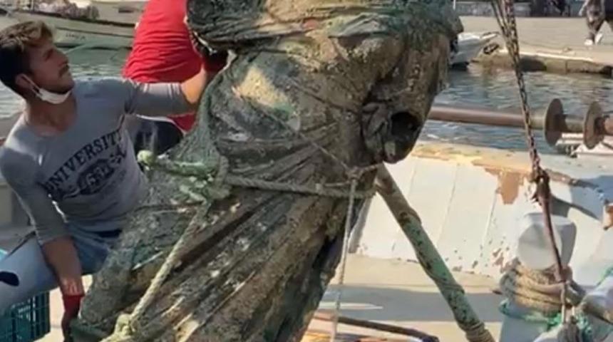 Balık&ccedil;ıların ağına bu kez heykel takıldı