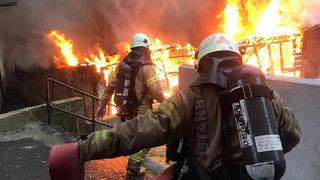 Beyoğlu'nda 3 katlı binada korkutan yangın